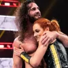 Seth Rollins y Becky Lynch