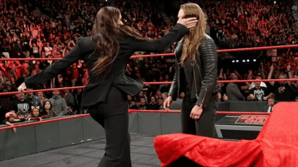 Ronda Rousey: Stephanie McMahon le provocó una contusión