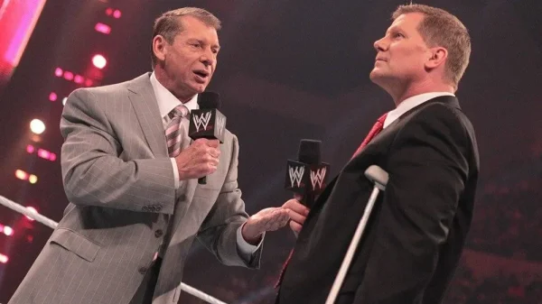 John Laurinaitis se une a Vince McMahon en la demanda