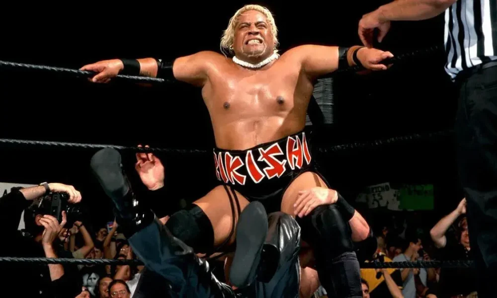 Rikishi reacciona al ataque de The Bloodline sobre Paul Heyman